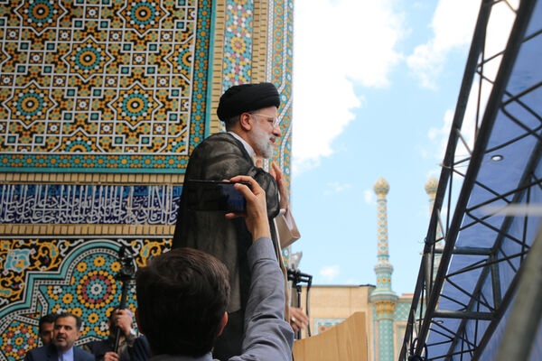 حضور پرشور نوجوانان قمی در آیین استقبال از رئیس جمهوری 