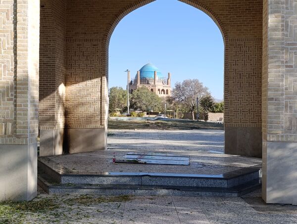 غبار روبی مزار شهدای گمنام شهرستان سلطانیه 