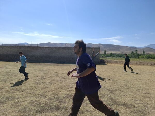 قابی صمیمی از مهرورزی و همکاری دانش‌آموزان در دل طبیعت آیواز 