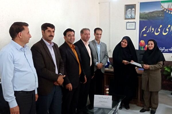 تجلیل از معلمان و مدیران منتخب ابتدایی بیرانوند در آیین زنگ سپاس