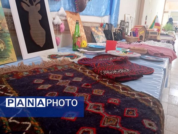 نمایشگاه هفته ماها در مدرسه فضیلت فاروج