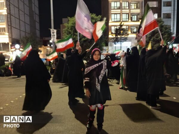 تجمع شبانهٔ شهروندان در پنجاه‌ونهمین شب یادبود در بلوار فضل