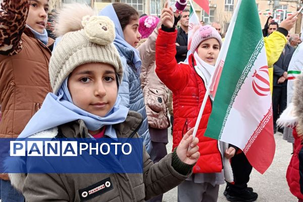 دانش‌آموزان دالاهو در راهپیمایی ۲۲ بهمن غوغا کردند