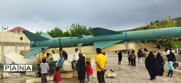 حضور پرشور مردم در موزه دفاع مقدس در روز آزادی خرمشهر؛ اجرای نمایش خیابانی