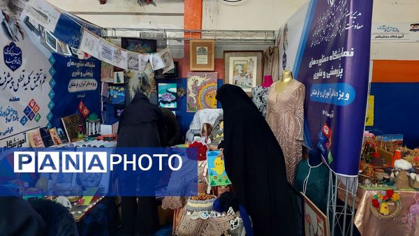 نمایشگاه هفته پژوهش در دبیرستان احمدی روشن شهرستان فردیس