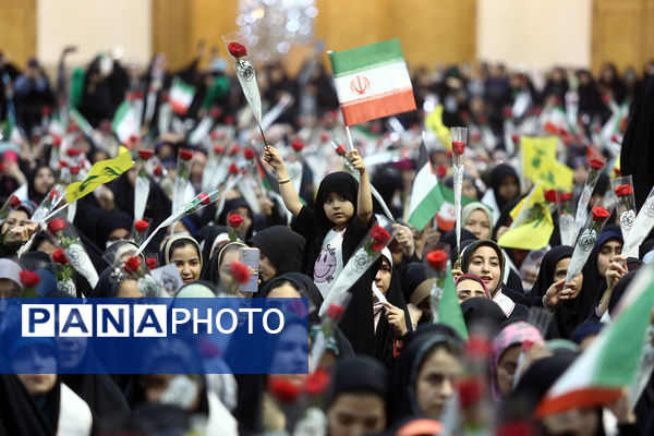 اجتماع بزرگ «عهد خواهرانه» با حضور 6 هزار دانشجوی دختر در قم