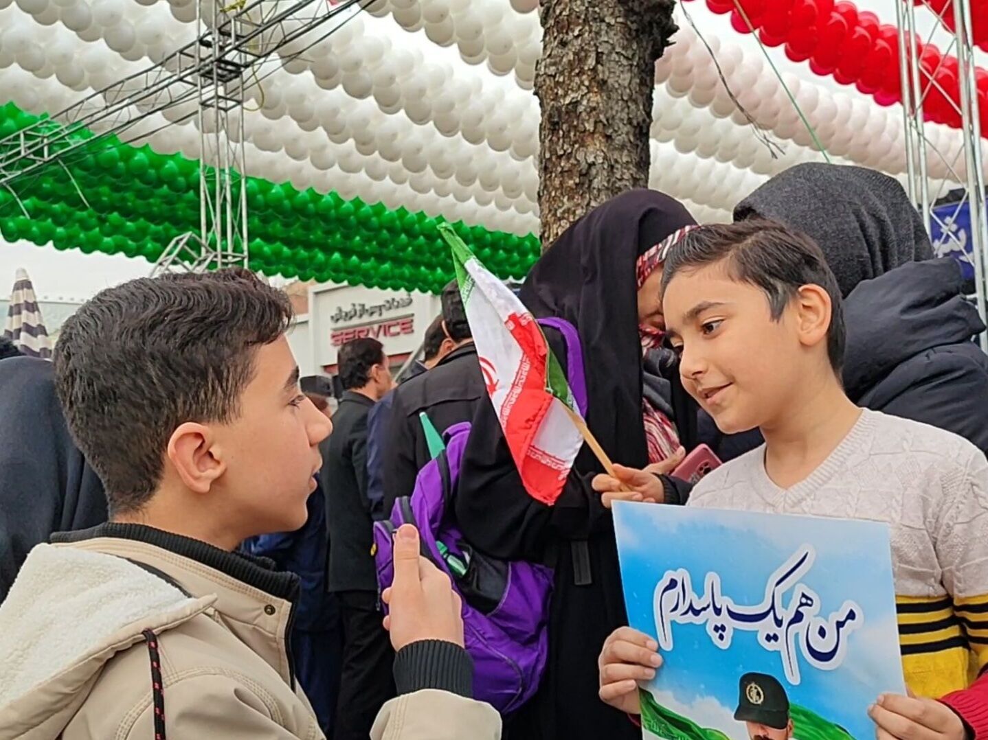 خیابان‌های گرمِ بهمن با گام‌های استوار مردم در چهل‌وهفتمین سالگرد انقلاب