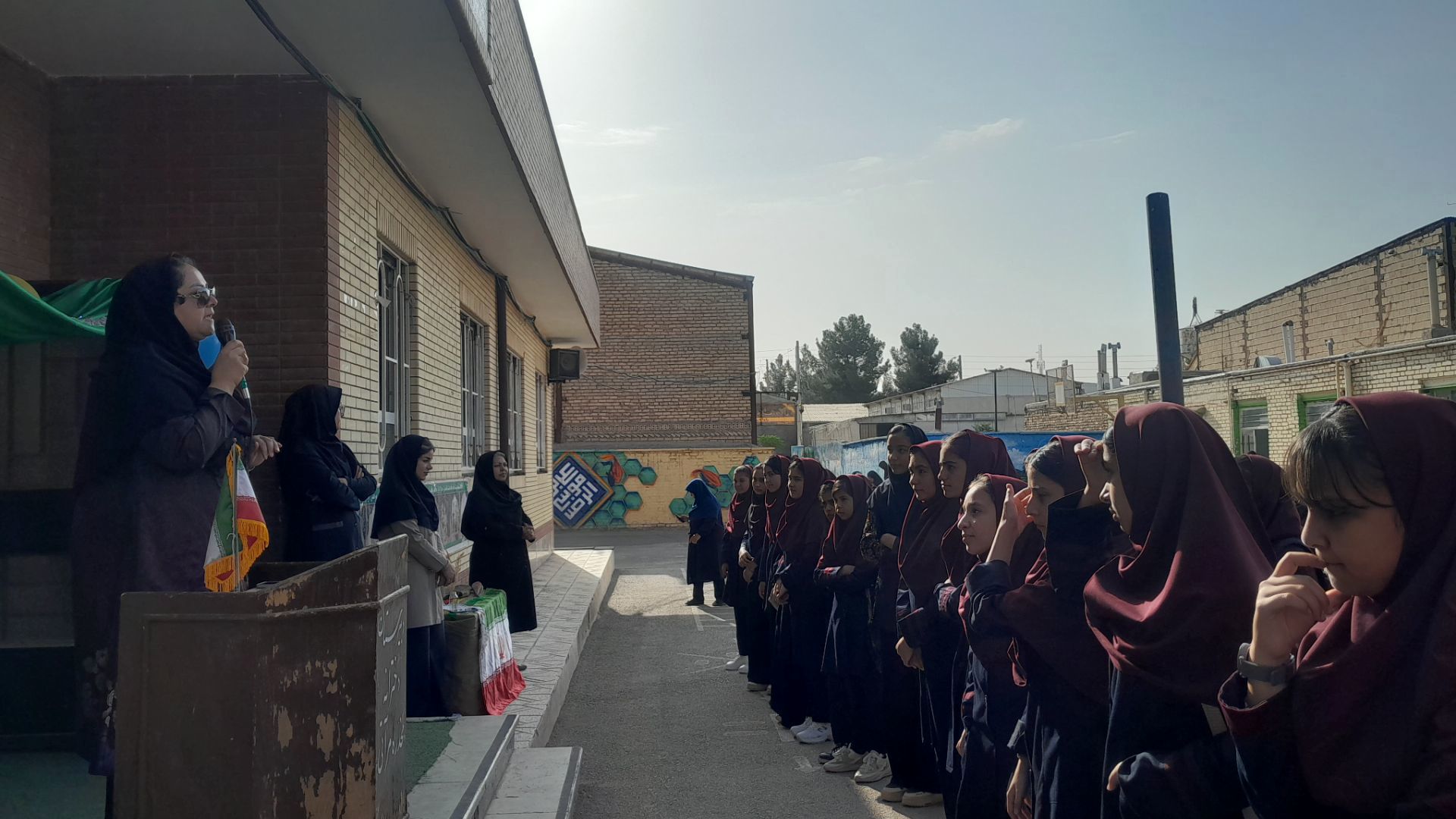 برگزاری‌ مراسم‌‌ روز اول‌ مدارس‌ و هفته‌ دفاع‌مقدس‌ در دبیرستان‌  مخدره‌ مرآتی