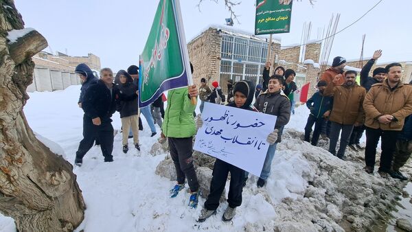 حضور پر شور فرهنگیان و دانش آموزان در کنار مردم ولایتمدار شهرستان صالح آباد در یوم الله ۲۲بهمن