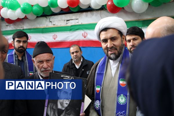 هم‌سرایی هزار نفری دانش‌آموزان یاور انقلاب در اسلامشهر