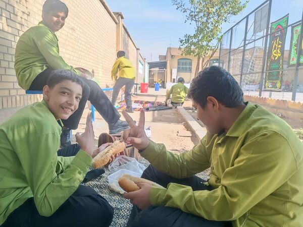 ناهار وحدت با طعم  شادی و لذت در مدرسه شاهد حاج مصلحیان