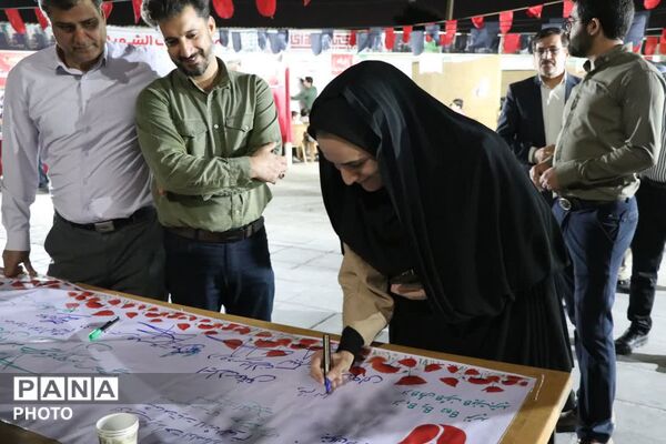 همه پای کار شهدا؛ از دانش‌آموزان تا مدیرکل در موکب نایب‌الشهید یزد
