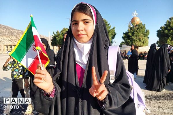 بیعت دانش‌آموزان دیشموکی  با رهبر انقلاب