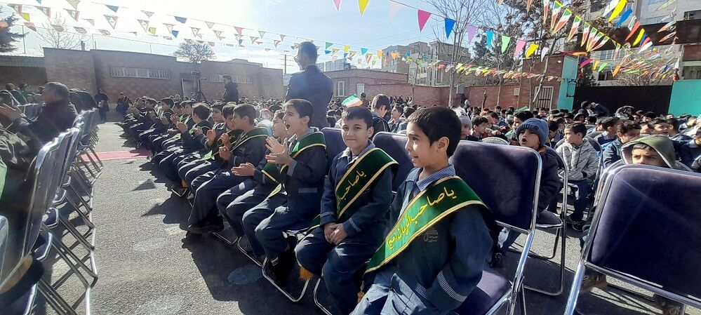 جشن انقلاب در دبستان ولی‌زاده ناحیه چهار کرج 