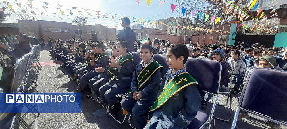 جشن انقلاب در دبستان ولی‌زاده ناحیه چهار کرج 