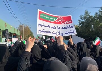 بانوان شهرستان دهلران با رهبر سوم انقلاب بیعت کردند.