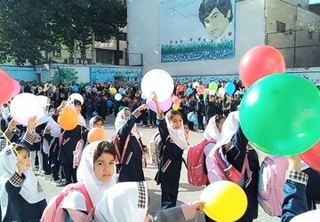 جشن شکوفه ها در مدرسه عادل سرائی