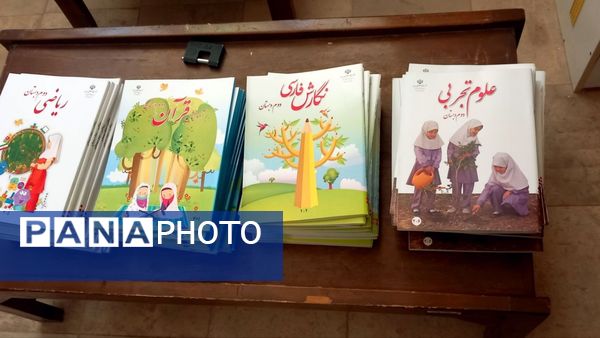 توزیع لوازم التحریر به کودکان نیازمند در روستای سراب غضنفر نورآباد
