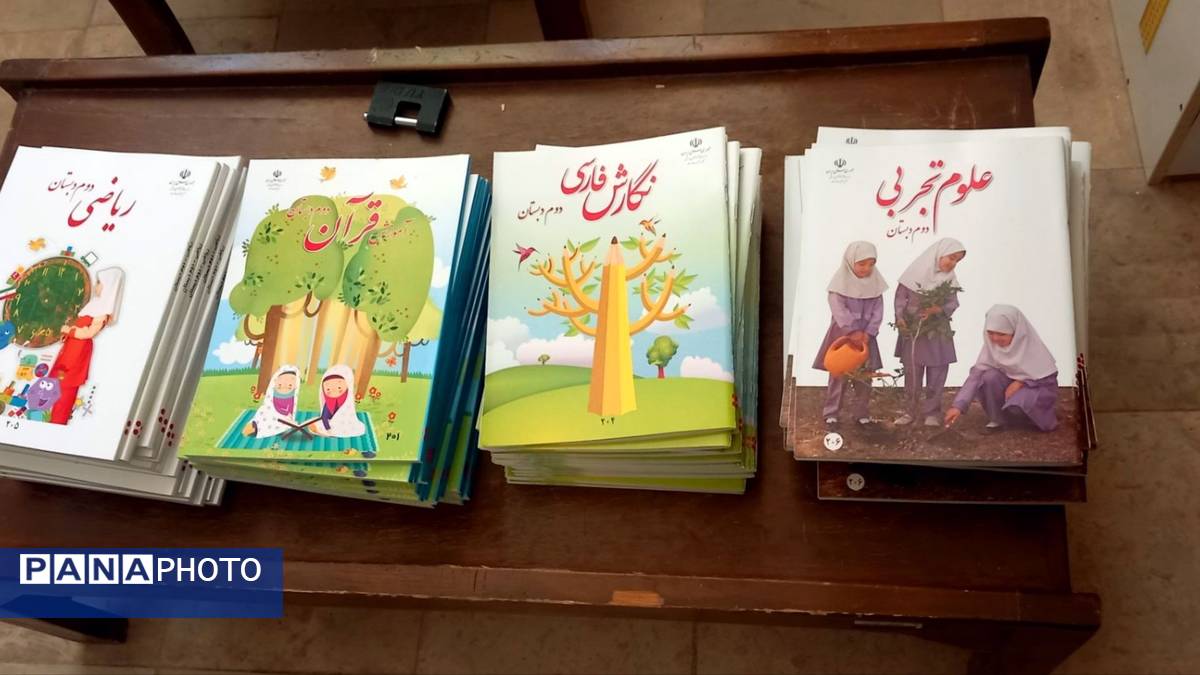 توزیع لوازم التحریر به کودکان نیازمند در روستای سراب غضنفر نورآباد
