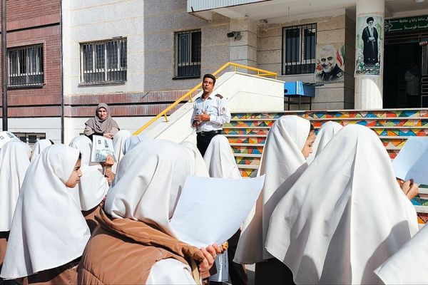 حضور آتش‌نشانان و برپایی نمایشگاه نقاشی در مدرسه حدیث به مناسبت روز آتش‌نشانی