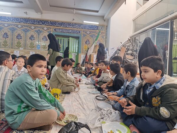 مسجد حسین‌بن‌علی (ع) میزبان لبخند دانش‌آموزان در جشن میلاد دو امام