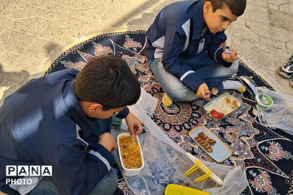 تجربه لحظاتی شاد در مدرسه شهید حاج جعفری به مناسبت روز جهانی غذا و بهداشت روان