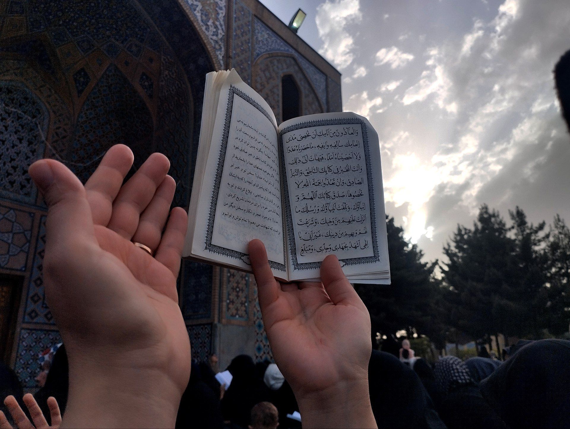 مراسم پرفیض دعای عرفه در آرامگاه خواجه ربیع مشهد