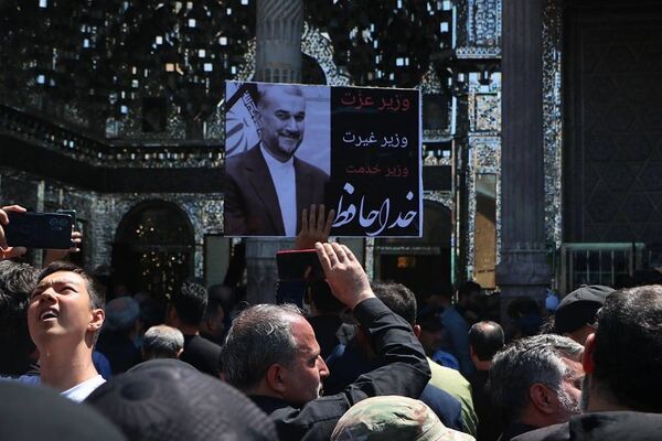 وداع با پیکر مطهر شهید حسین امیرعبدالهیان در شهرستان ری