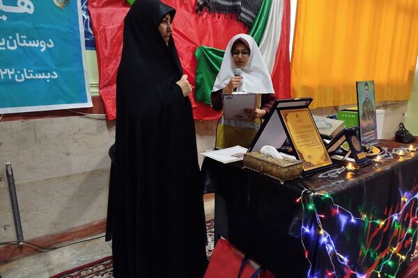 افتتاح کتاب «از ایرانمان دفاع کنیم» در دبستان ۲۲ بهمن با حضور مادر شهید عرشیان افشارمند