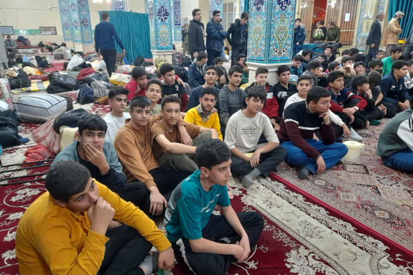 اعتکاف دانش‌آموزان دبیرستان شاهد شهید زرین کلاه شهرستان اقلید در مسجد امام حسین (ع)