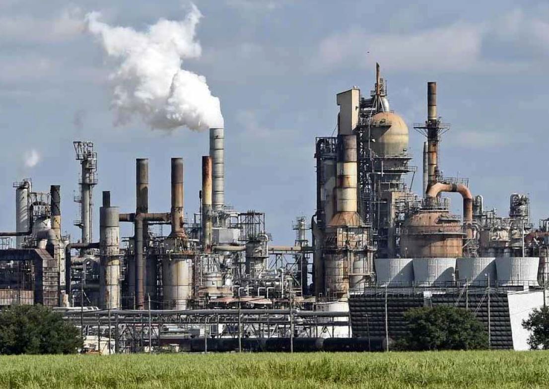 توصیه‌های ایمنی وزارت نفت: از نزدیک شدن به تأسیسات آسیب‌دیده خودداری کنید