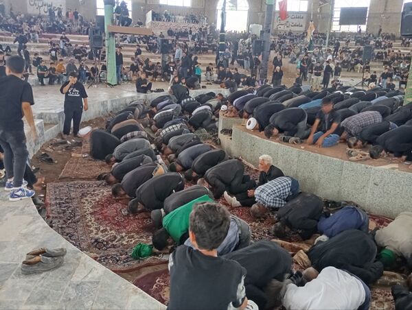 نماز جماعت در حسینه روستا اردمه در ظهر اربعین