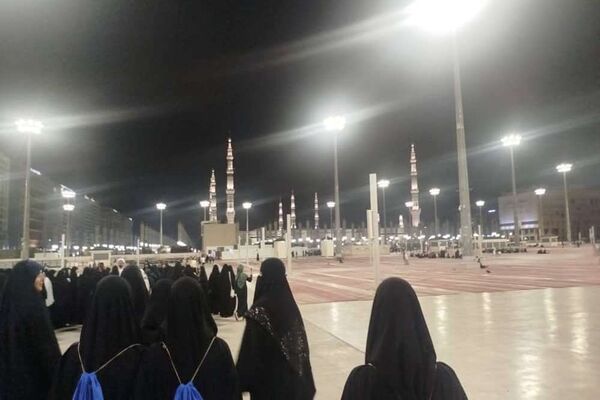 از پشت میز نیمکت تا زیر آسمان مدینه