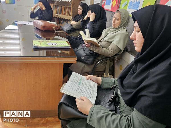 محفل انس با قرآن کریم در دبیرستان اهل‌البیت(ع) ناحیه ۴ کرج 