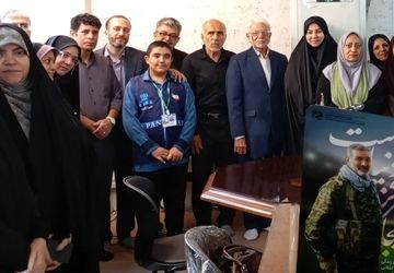 رونمایی و نقد کتاب « اینجا مرکز دنیاست» زندگینامه شهید مدافع حرم علی محمد قربانی