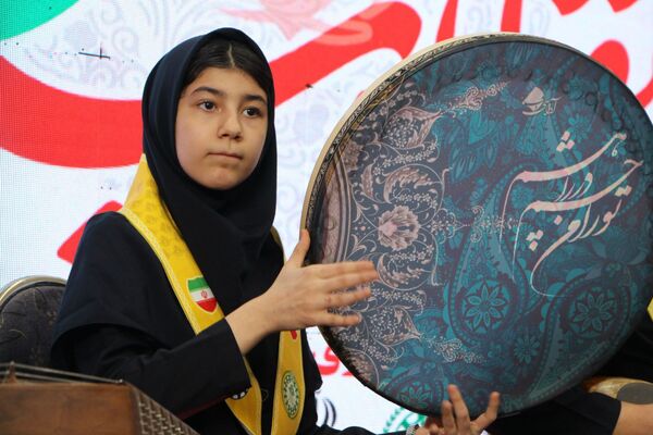 هم‌سرایی هزار نفری دانش‌آموزان یاور انقلاب در اسلامشهر