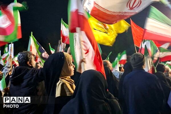 توزیع پرچم در میان اجتماع ضد صهیونیستی و برگزاری نماز استغاثه در میدان نماز شهرری 