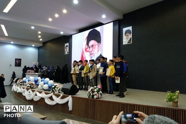 تقدیر از برگزیدگان استانی و منطقه‌‌ای مسابقات علمی پژوهشی 