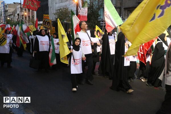مراسم تجدید بیعت کفن پوشان ورامین با رهبر معظم انقلاب در میدان فلسطین و رواق کشوردوست