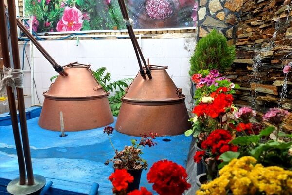 آخرین روزهای فصل گلاب‌گیری در کاشان؛ از دیگ‌های مسی تا شیشه‌های گلاب