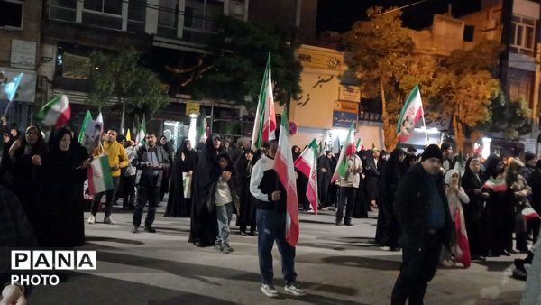یکپارچگی مردم ملایر در شب؛حمایت از وطن،انقلاب 
