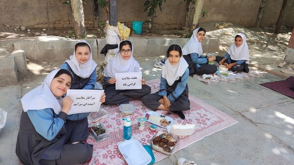 صبحانه سالم به‌مناسبت هفته سلامت در مدرسه نسترن آشخانه