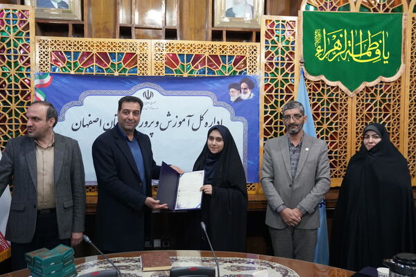 نشست مدیرکل آموزش و‌ پرورش استان اصفهان با نمایندگان شورای دانش‌آموزی و مجلس دانش‌آموزی استان 