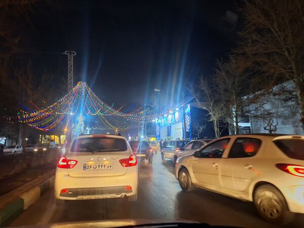 شادی مردم در کوچه وخیابان‌های مشهد در شب نیمه شعبان