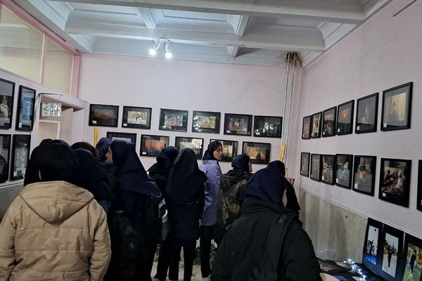 بازدید دانش‌آموزان و کادر آموزشی هنرستان کوثر ناحیه یک شهرری از نمایشگاه جشنواره فرهنگی هنری