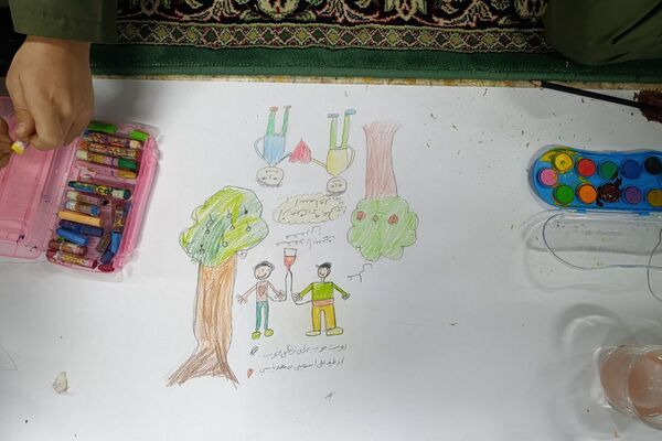 نقاشی همگانی دانش آموزان دبستان شهید رجایی جوه ای از دوستی و اتحاد