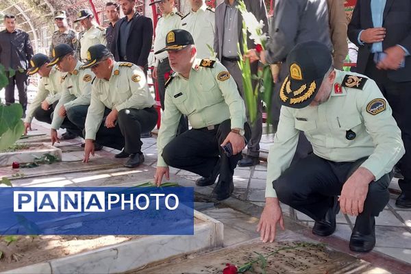 آیین گلباران قبور شهدا در آخرین روز هفته انتظامی