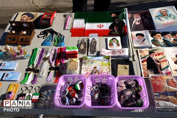 دبیرستان دخترانه ولایت در غرفه شهدای دانش‌آموز ورامین 