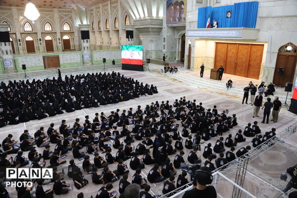 طنین سرود ۳ هزار دانش‌آموز در مرقد مطهر امام خمینی(ره)