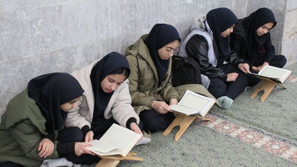 برگزاری جلسات انس با قرآن در دبیرستان دخترانه معلم 